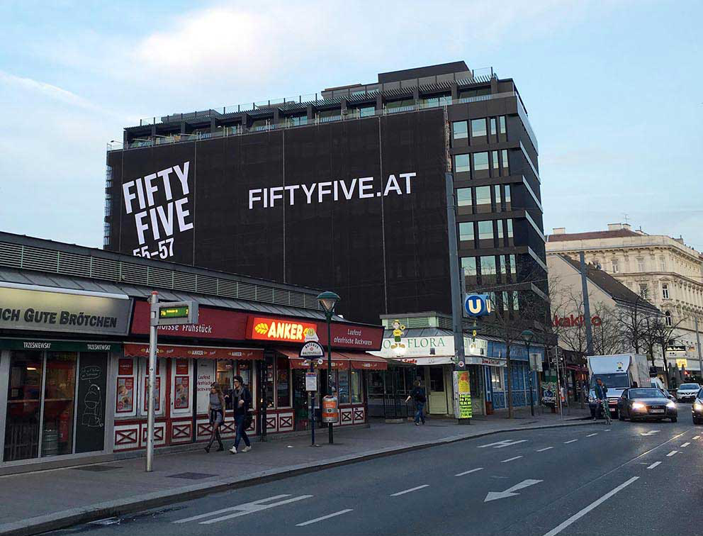 Fertig montiertes Fiftyfive Fassadennetz in Wien